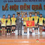 Ban tổ chức Lễ hội Đền Quả Sơn năm 2025 trao giải thưởng cho các đơn vị đạt giải.