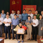 Đồng chí Nguyễn Tất Hoài Hiệp – Phó Bí thư Thường trực Huyện ủy, Chủ tịch HĐND huyện trao huy hiệu 70, 65 năm tuổi Đảng tại xã Lưu Sơn và xã Thái Sơn