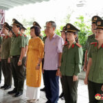 Cơ quan Ủy ban kiểm tra Đảng ủy Công an tỉnh Nghệ An dâng hương tại Truông Bồn và tặng quà CCB trực tiếp tham gia chiến dịch Hồ Chí Minh