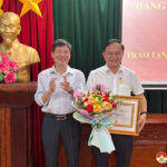 Đảng bộ Cơ quan Huyện ủy Đô Lương tổ chức lễ trao Huy hiệu 30 năm tuổi Đảng cho đồng chí Nguyễn Đình Khương – Trưởng ban Tổ chức Huyện ủy.