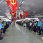 Xúc động, tự hào hình ảnh gần 7000 công nhân, lao động ở Đô Lương chào cờ, hát Quốc ca kỷ niệm đại lễ 30/4 và 1/5 trước giờ làm