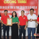 Hội Chữ thập đỏ tỉnh và huyện Đô Lương tặng  sữa Nutifood và suất ăn tình thương tại Trung tâm Bảo trợ xã hội tỉnh Nghệ An.