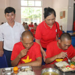 Hội Chữ thập đỏ xã Nghi Thiết, huyện Nghi Lộc thăm và tặng suất ăn tình thương tại Trung tâm Bảo trợ xã hội tỉnh Nghệ An.