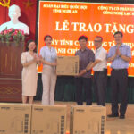 Đoàn đại biểu Quốc hội tỉnh Nghệ An trao tặng máy tính cho Trung tâm phục vụ hành chính công xã Văn Hiến.