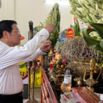 Đồng chí Phan Đình Trạc- Ủy viên Bộ Chính trị, Bí thư Trung ương Đảng, Trưởng Ban Nội chính Trung ương, dâng hương tại Nghĩa trang Quốc tế Đô Lương