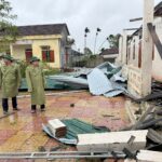 Đồng chí Hoàng Văn Hiệp – Bí thư Đảng ủy – Chủ tịch HĐND xã Đô Lương kiểm tra thiệt hại do bão số 10