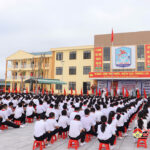 Đồng chí Hoàng Văn Hiệp – Bí thư Đảng ủy, Chủ tịch HĐND xã Đô Lương dự lễ khai giảng Trường THCS Lý Nhật Quang