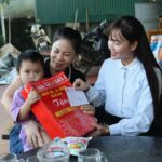 Đồng chí Trần Thị Huyền Mơ – Chủ tịch Ủy ban MTTQ xã Đô Lương thăm hỏi, tặng quà cho trẻ em có hoàn cảnh khó khăn nhân dịp tết trung thu