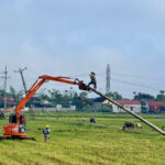 Điện lực tỉnh Tuyên Quang huy động 62 cán bộ công nhân hỗ trợ Đội quản lý Điện lực Đô Lương khắc phục hậu quả sự cố điện do bão số 10