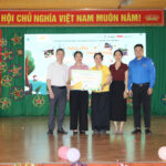 Bưu điện Việt Nam tặng quà cho trường Tiểu học Lưu Sơn nhân dịp tết Trung thu