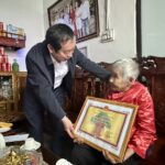 Đồng chí Hoàng Văn Hiệp – Tỉnh ủy viên- Bí Thư Đảng ủy- Chủ tịch HĐND xã chúc thọ các cụ tròn 100 tuổi ở Nam Sơn- xã Đô Lương