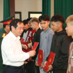 Xã Đô Lương trao Quyết định công dân nhập ngũ năm 2026 và trao quà quân nhân hoàn thành nghĩa vụ quân sự trở về địa phương.