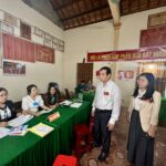 Bí thư Đảng ủy- Chủ tịch HĐND xã Đô Lương Hoàng Văn Hiệp kiểm tra các Khu vực bỏ phiếu trên địa bàn xã Đô Lương