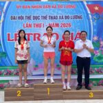 Trao giải Điền kinh tại Đại hội Thể dục thể thao xã Đô Lương lần thứ I.
