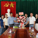 Lãnh đạo xã Đô Lương chúc mừng Trung tâm Cung ứng dịch vụ công nhân ngày Báo chí Cách mạng Việt Nam 21/6