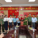Lãnh đạo xã Đô Lương chúc mừng Công an xã nhân dịp kỷ niệm 80 năm Ngày truyền thống lực lượng An ninh Nhân dân