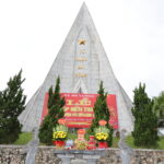 Đồng chí Võ Thị Minh Sinh – Phó Bí thư Tỉnh ủy, Chủ tịch Ủy ban MTTQ Việt Nam tỉnh dâng hoa, dâng hương tưởng niệm các Anh hùng- Liệt sỹ tại Nghĩa trang Quốc tế Đô Lương.