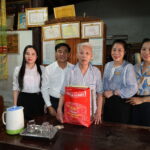 Đồng chí Đoàn Văn Lợi – Phó Bí thư Thường trực Đảng ủy xã Đô Lương thăm, tặng quà người có công nhân dịp kỷ niệm 79 năm Ngày Thương binh liệt sỹ.